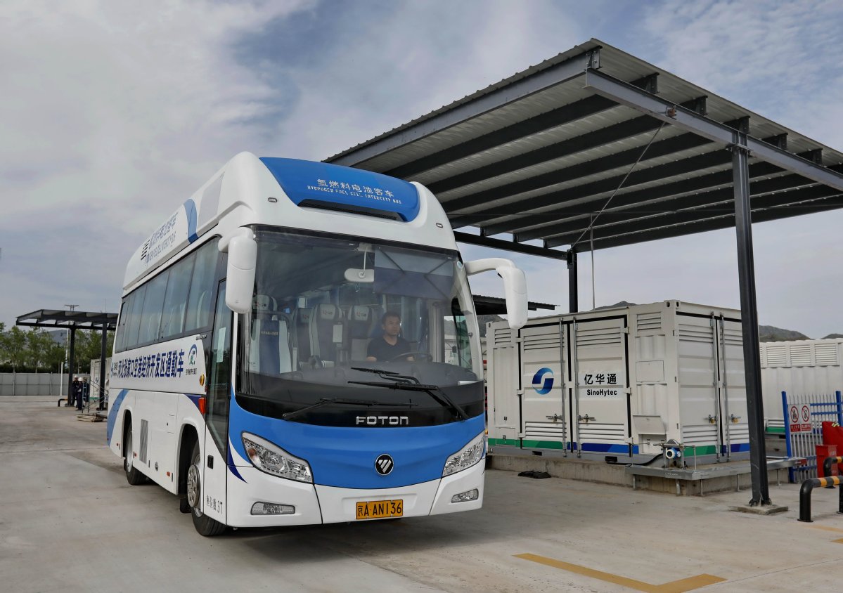 A hydrogen fuel cell-powered bus being recharged at a gas station in Zhangjiakou, Hebei province. [Photo by Yang Shiyao/Xinhua]