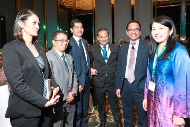 Power talk: Energy, Science, Technology, Environment and Climate Change Minister Yeo Bee Yin (right ), accompanied by Petronas president and group CEO Tan Sri Wan Zulkifli Wan Ariffin (second from right), being welcomed upon their arrival at the Malaysia Energy Roundtable in Kuala Lumpur. Read more at https://www.thestar.com.my/business/business-news/2019/07/11/longterm-energy-policy-needed/#zfZiTVKoFki7RxEH.99