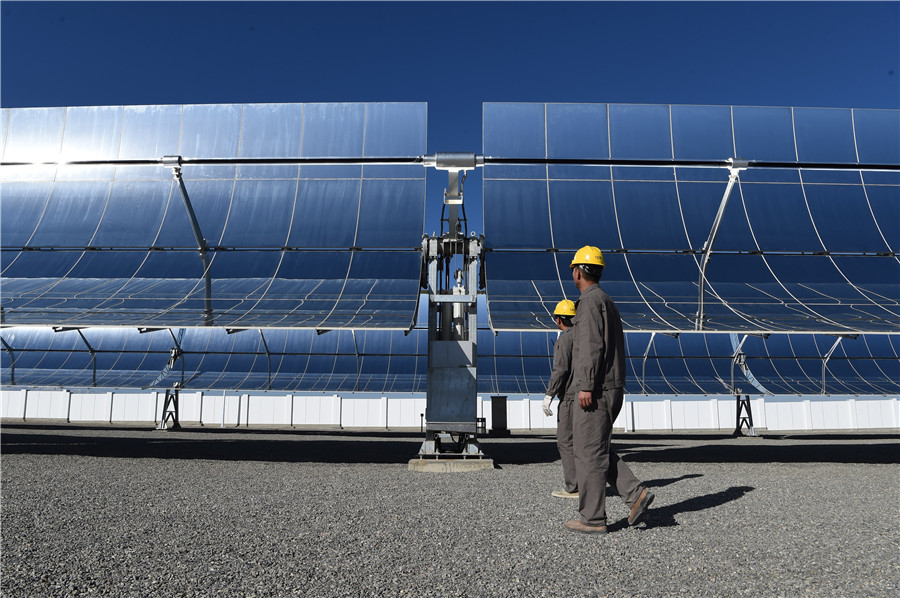 Technicians check concentrated solar power generation equipment in Aksay Kazak autonomous county, Gansu province. [Photo/Xinhua]