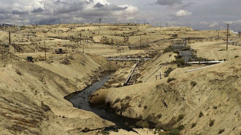  California authorities are preparing to start cleaning up an oil spill that dumped nearly 800,000 gallons of oil and water into a Kern County canyon.