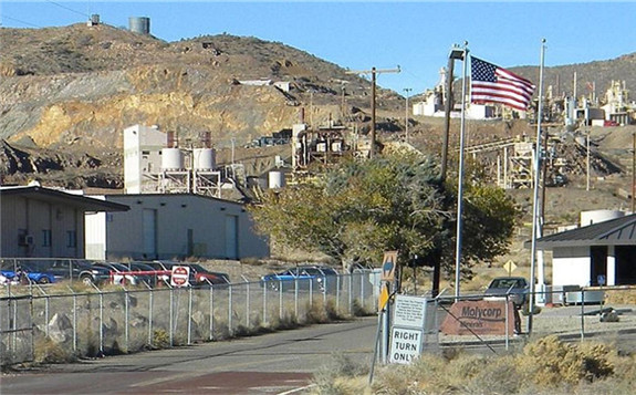 Mountain Pass mine in California – Image from Wikimedia Commons