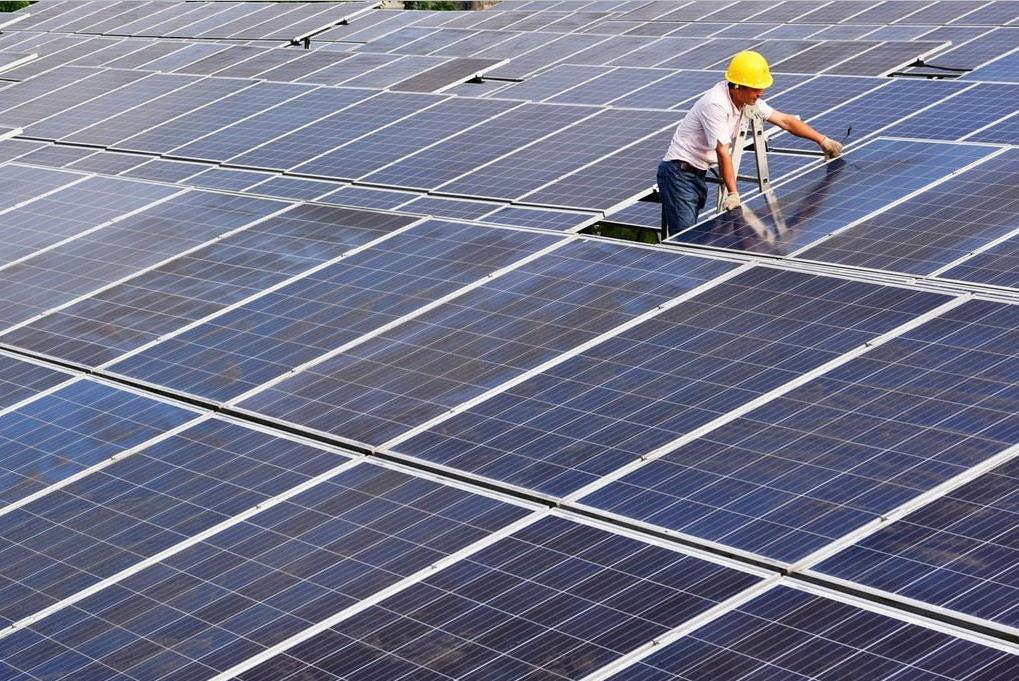 A technician installs a photovoltaic panel at a solar power station in Xiaogang village in Youyang Tujia and Miao autonomous county of Southwest China's Chongqing municipality in May. [Photo/IC]