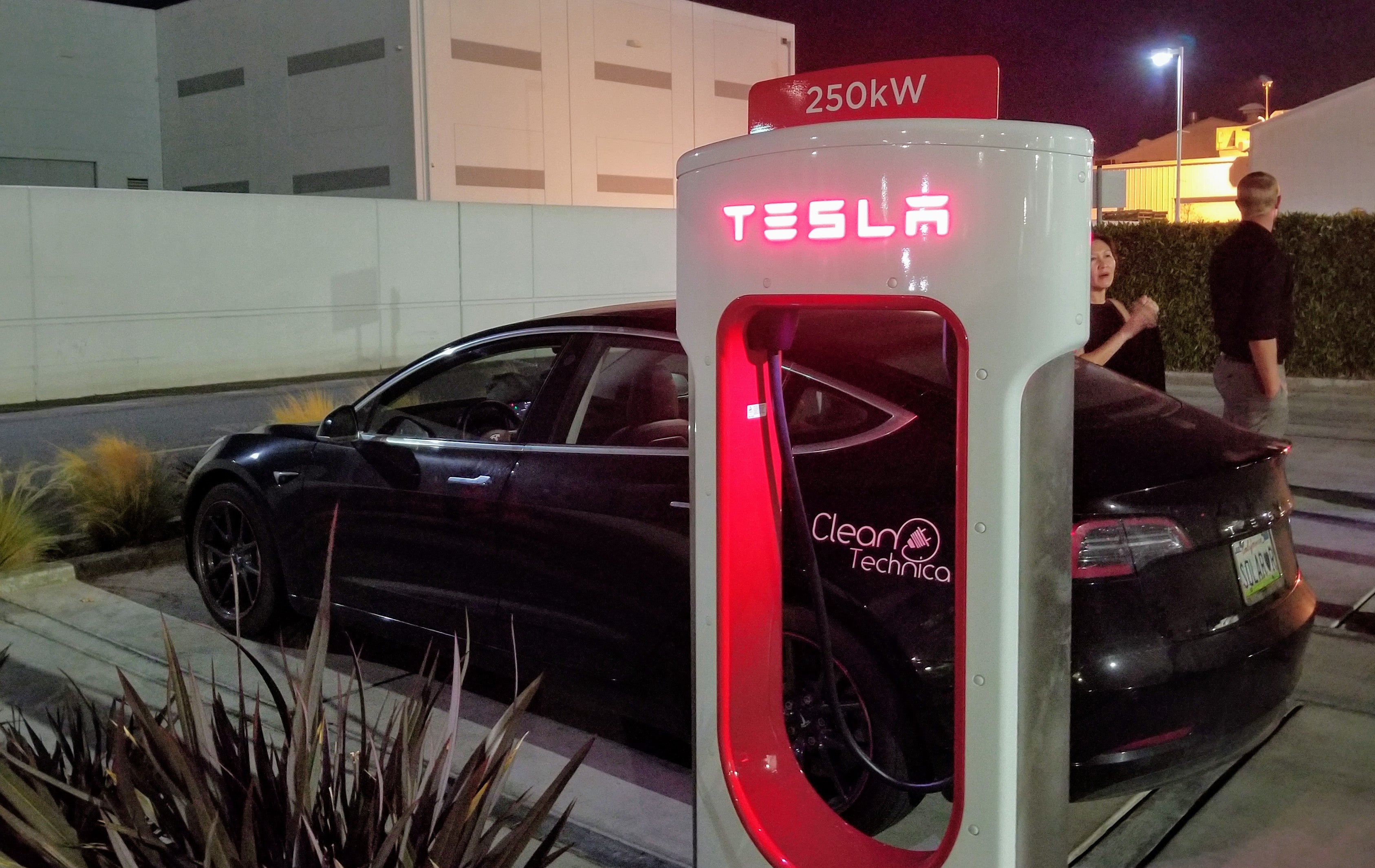 Nighttime Supercharging V3 session. 1,722 km/hr. Photo by Kyle Field | CleanTechnica