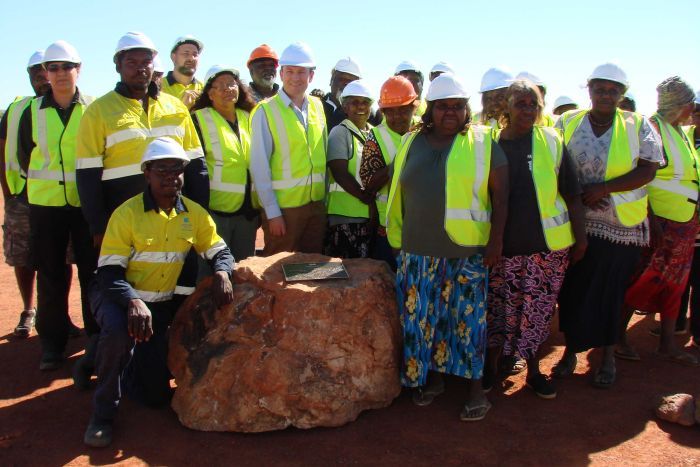  PHOTO: Traditional owners and Ringer Soak community members with WA Premier Mark McGowan at the plant's opening. (ABC Rural: Matt Brann)