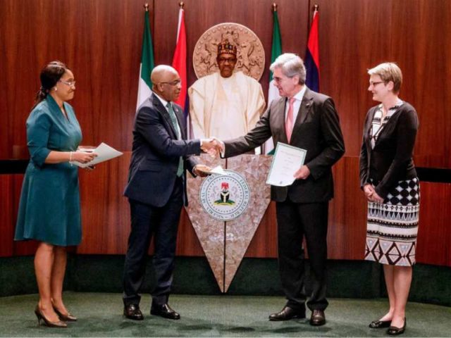 Signing of the implementation agreement for Nigeria in Abuja. From left to right: Onyeche Tifase, CEO Siemens Nigeria, Alex Okoh, Director General of Bureau of Public Enterprises, Joe Kaeser, President and CEO of Siemens AG and Regine Hess, German deputy ambassador to Nigeria.