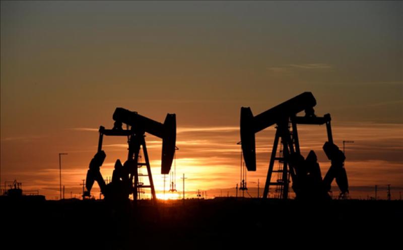  FILE PHOTO: Pump jacks operate at sunset in an oil field in Midland, Texas U.S. August 22, 2018. REUTERS/Nick Oxford/File Photo