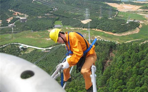 An electric power line patroller from China Southern Power Grid inspects electricity lines high up in the air. [Photo provided to chinadaily.com.cn]