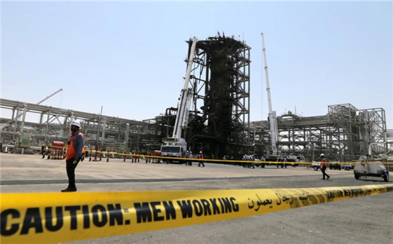 Workers are seen at the damaged site of Saudi Aramco oil facility in Khurais, Saudi Arabia, September 20, 2019 © Reuters / Hamad l Mohammed