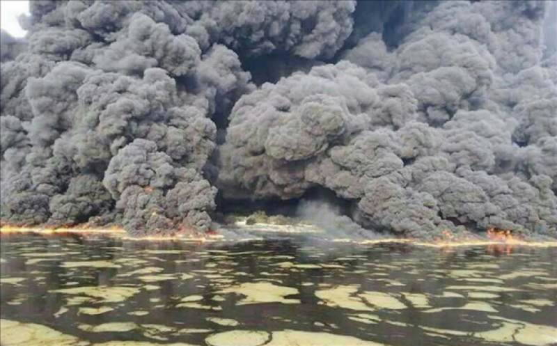 Smoke rises after an oil spill caused an explosion in Iraq [Wim Zwijnenburg/Twitter]