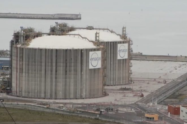 The regasification plant of El Musel, in Gijón, has never been opened. The project was approved in December 2008, “in a context in which there were great prospects for energy demand growth in Spain”, says Enagás, who owns the facility. [eldiario.es]
