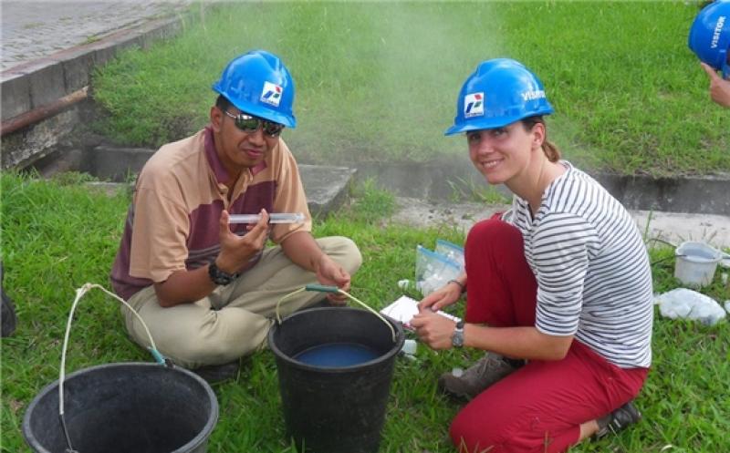 Maren Brehme and Muhamad Andhika taking fluid samples in Lahendong (photo: Maren Brehme).