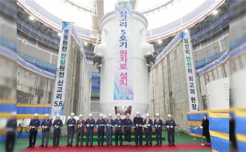The ceremony to mark the installation of Shin Kori 5's reactor vessel (Image: KHNP)