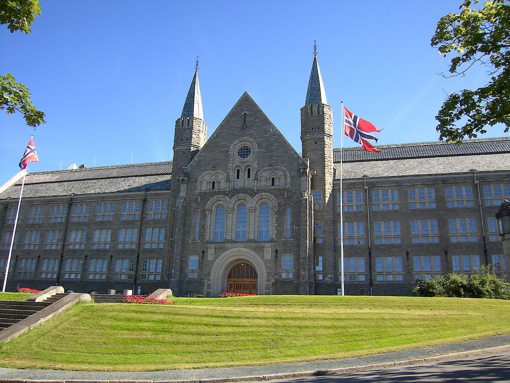 NTNU main building, Gloshaugen Campus, Trondheim, Norway (source: commons/ wikimedia, Shekko, CC BY-SA 3.0)