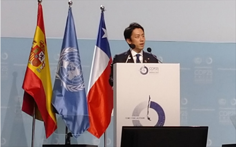 Environment Minister Shinjiro Koizumi delivers a speech at the U.N. Climate Change Conference (COP25) in Madrid on Dec. 11. (Provided by the Environment Ministry)