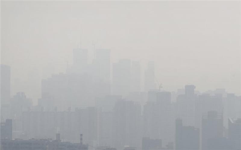 SEOUL, Dec. 30 (Yonhap) -- South Korea's fine dust emissions from coal-based power plants moved down 36 percent in the first three weeks of December from a year earlier, data showed Monday, after the country scaled down the operations of such plants for winter.  Emissions of fine dust from local coal plants reached 828 tons during the cited period, compared to 1,284 tons posted a year earlier, according to the data compiled by the Ministry of Trade, Industry and Energy.  Starting this month, South Korea curbed the operations of local coal plants to 80 percent of their capacity. Operations of old coal plants were also fully suspended.  The measure came as an effort to deal with a spike in fine dust here during the winter season.  Fine dust particles pose serious health risks as they more easily penetrate deeper into the lungs, while ultrafine particles can be absorbed directly into the blood stream.  South Korea said the limited operation of coal plants did not lead to power shortages, adding it will continue to keep a watchful eye on the supply from other sources including nuclear plants.  Earlier, South Korea unveiled a set of measures to limit fine dust pollution, which includes banning nonessential public vehicles from roads every other day in major cities for four months beginning in December.  The country plans to release a set of new measures to cope with fine dust emissions in February.  Buildings are blanketed in a gray haze, caused by fine dust, in central Seoul in this photo taken on Dec. 25, 2019. (Yonhap)