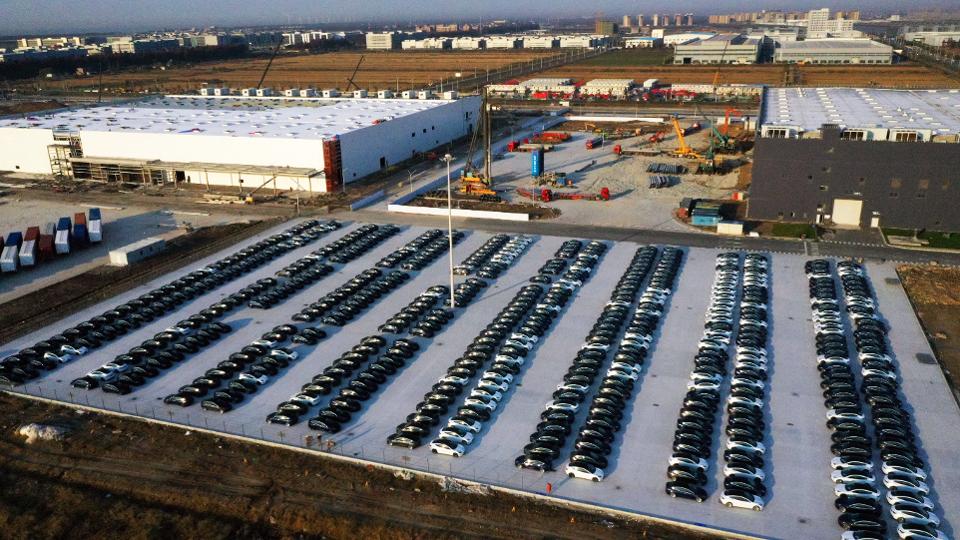 SHANGHAI, CHINA - DECEMBER 7, 2019 - Aerial photo of Tesla super factory in New Lingang District, Shanghai. The number of black and white model 3 cars in the parking lot is about 500. Shanghai, China, December 7, 2019.- PHOTOGRAPH BY Costfoto / Barcroft Media (Photo credit should read Costfoto / Barcroft Media via Getty Images)BARCROFT MEDIA VIA GETTY IMAGES