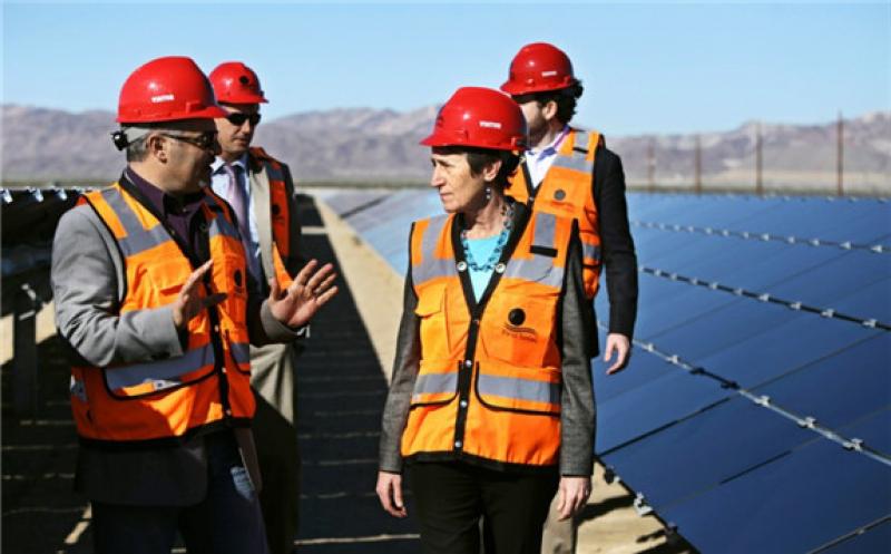 Then-U.S. Interior Secretary Sally Jewell, right, gets a tour of the 550-megawatt Desert Sunlight solar farm on public lands in Riverside County in 2015.(Marcus Yam / Los Angeles Times)