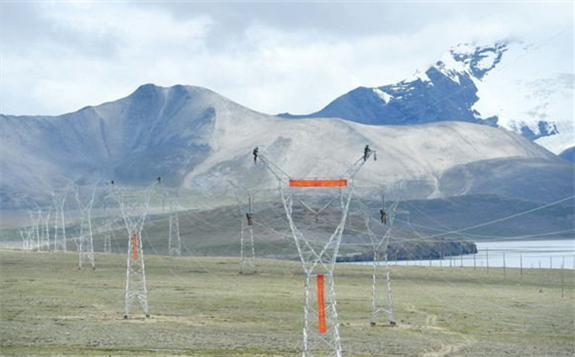 Electricians work on power transmission facilities in Nakarze county, Lhokha city in Tibet autonomous region, Aug 27, 2019. [Photo/sipaphoto/com]