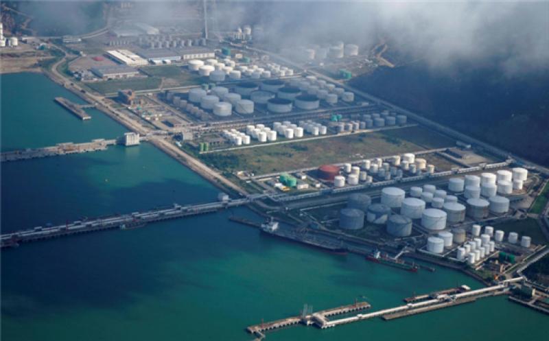 Oil and gas tanks are seen at an oil warehouse at a port in Zhuhai, China October 22, 2018. (Photo: REUTERS/Aly Song/File Photo)