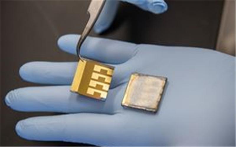 Two laboratory solar cell samples, one (right) with a protective lead-absorbing film applied to the backside. Photo: Northern Illinois University.