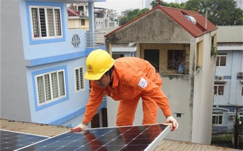 Installing rooftop solar power systems (Photo: VNA)
