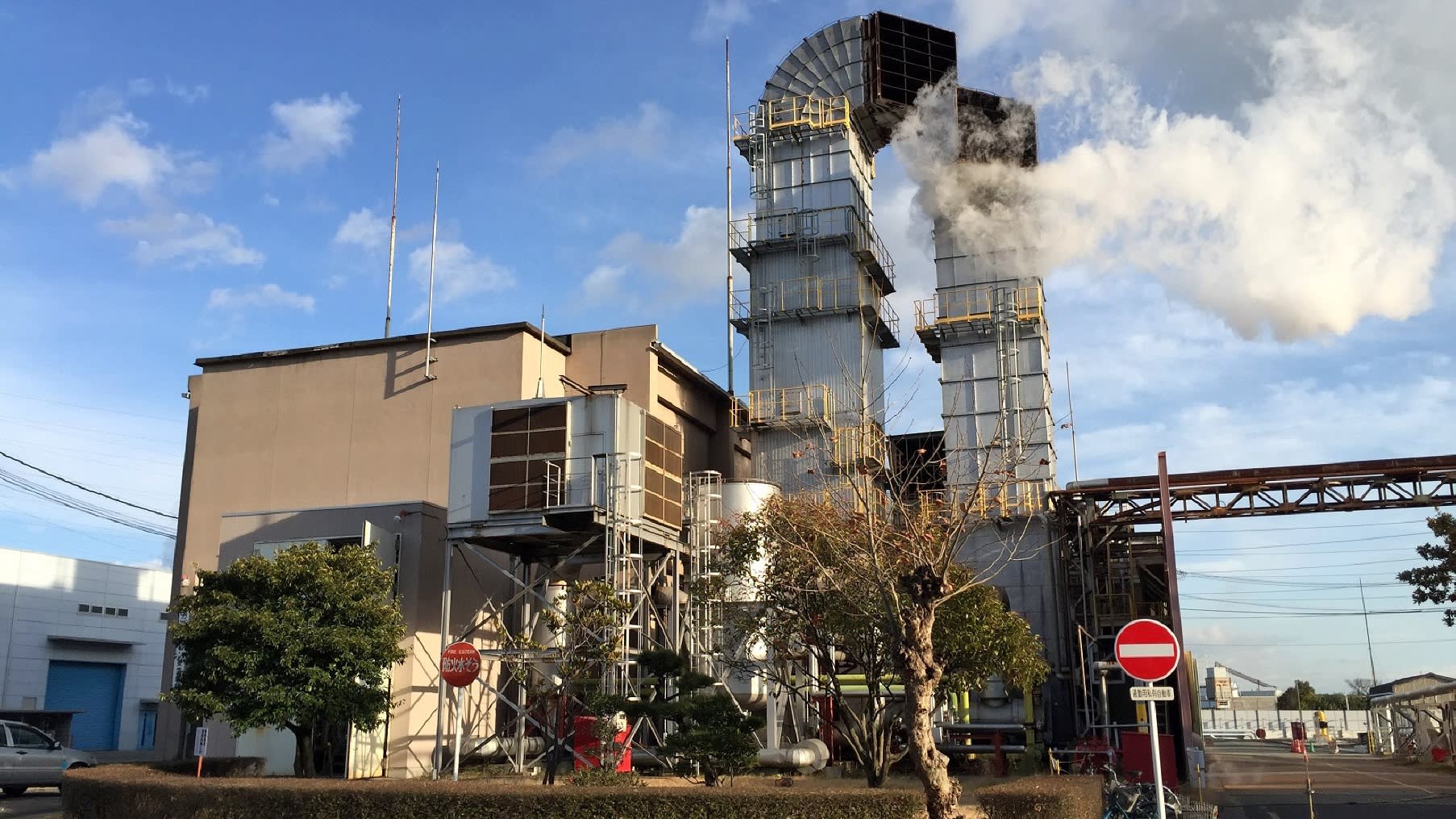 Mitsubishi Hitachi Power Systems built this facility in Takasago, Hyogo Prefecture, to test the combustion of hydrogen-mixed fuel. 