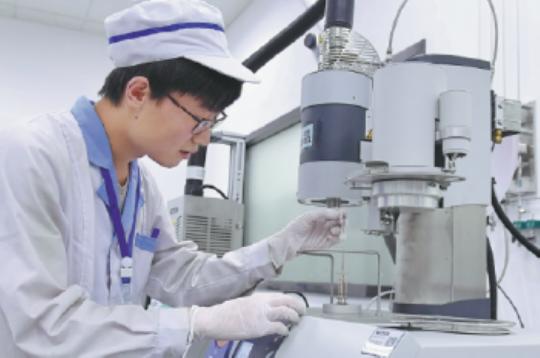A technician tests the batteries at a CATL lab in Ningde, Fujian province. (Photo/XINHUA)