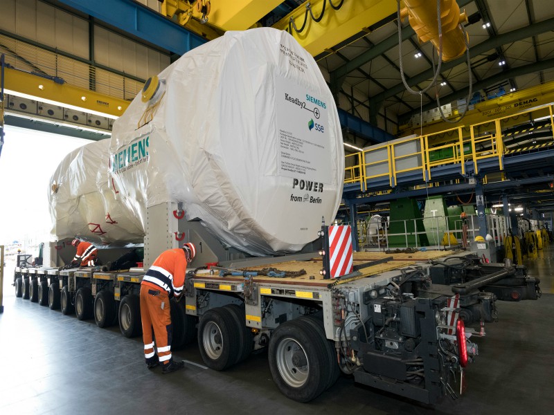 Weighing in at almost 500 tons, the powerhouse left its production location Berlin to start its twelve-day journey to the UK.