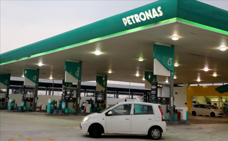 FILE PHOTO - A car passes by a Petronas petrol station in Kuala Lumpur, Malaysia, July 31, 2019. Picture taken July 31, 2019. REUTERS/Lim Huey Teng
