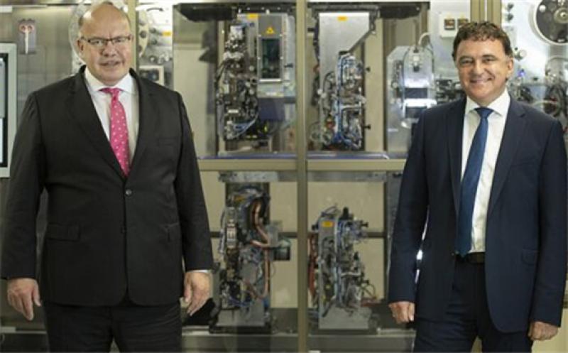 German Federal Minister for Economic Affairs and Energy Peter Altmeier with Varta CEO Herbert Schein visit a Varta battery cell production facility. Image: Varta.
