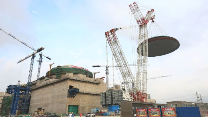 The outer dome being moved into position on top of the containment building of Fuqing 6 (Image: CNNC)