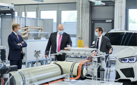 CEO of BMW AG, Oliver Zipse; Federal Minister of Economics Peter Altmaier; Jürgen Guldner, Head of Hydrogen Technology and Vehicle Projects at the BMW Group's Hydrogen Competence Center.