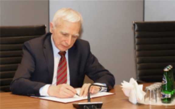 Piotr Naimski signing the letter of intent on behalf of the State Treasury (Image: PGE)