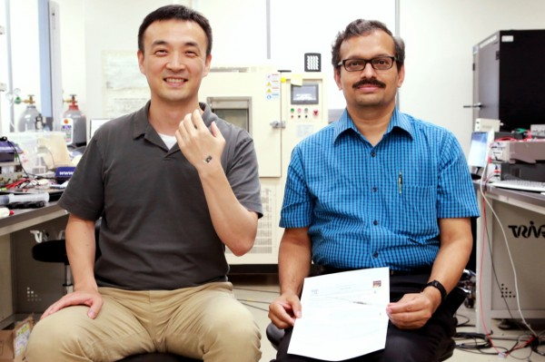 (Photo: The device was developed together with Dr. Koteeswara Nandanapalli (right) and colleagues at DGIST, the Korea Institute of Geoscience and Mineral Resources, and Dongguk University in Korea.)