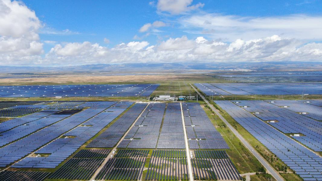 Aerial photo taken on Aug. 17, 2020 shows a photovoltaic power station in the Tibetan Autonomous Prefecture of Hainan, northwest China's Qinghai Province. (Xinhua/Zhang Long)