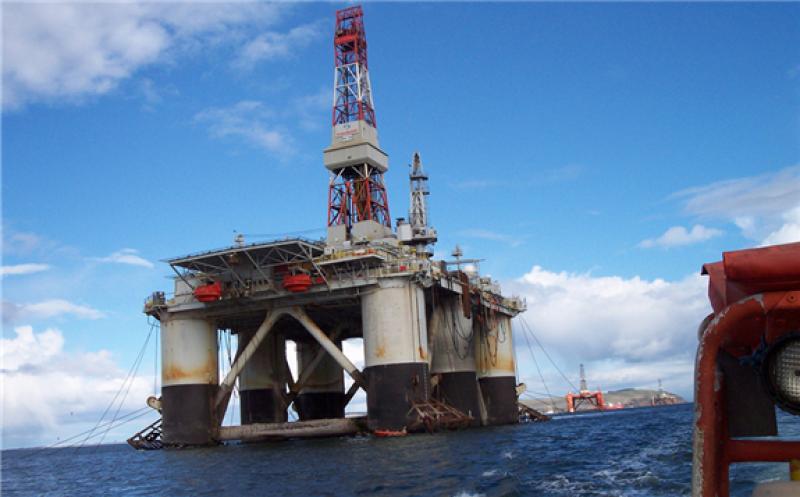 Global Santa Fe Drilling Rig off the shore of Scotland (source: flickr/ ST33VO, creative commons)