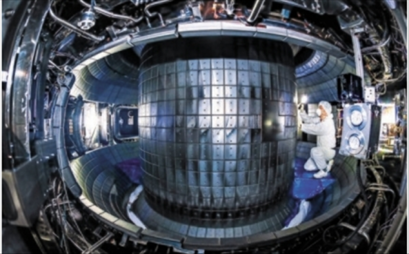 Vacuum chamber of the Korea Superconducting Tokamak Advanced Research (KSTAR) facility