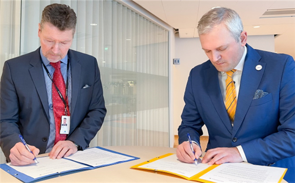 Torbjörn Wahlborg (left) and Kalev Kallemets signing the Letter of Intent at Vattenfall's headquarters in Solna, Sweden (Image: Vattenfall)