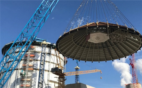 Vogtle 4's roof is lifted into place (Image: Georgia Power)