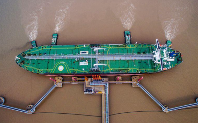 FILE PHOTO: An oil tanker unloads crude oil at a crude oil terminal in Zhoushan, Zhejiang province, China July 4, 2018. REUTERS/Stringer