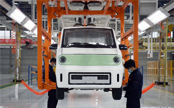  Workers assemble a new energy delivery vehicle in an auto manufacturing base in Laiwu, Shandong province on Dec 12, 2020. [Photo/Xinhua]