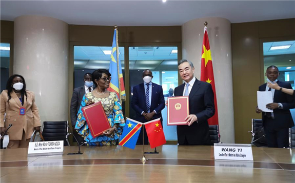 Visiting Chinese State Councilor and Foreign Minister Wang Yi (R, Front) and Foreign Minister of the Democratic Republic of the Congo Marie Tumba Nzeza (L, Front) attend a signing ceremony in Kinshasa, the Democratic Republic of the Congo, on Jan. 6, 2021. China and the Democratic Republic of the Congo (DRC) on Wednesday signed here a Memorandum of Understanding (MoU) for cooperation on the Belt and Road Initiative (BRI). (Xinhua)