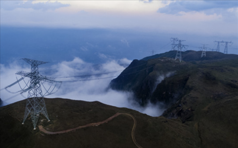 The multi-terminal UHV flexible DC project transmitting power from the Wudongde hydropower station in Yunnan Province to Guangxi Zhuang Autonomous Region and Guangdong Province winds 1452km through mountains and across rivers. [Photo/sasac.gov.cn]