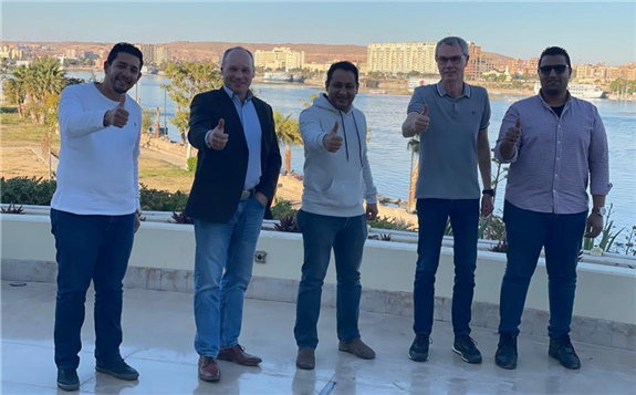 Picture 1: With view to the Nile: from left to right: Mohamed Ahmed Emara, Construction Director at Infinity, Franz Ehleuter, CEO of SunBrush® mobil, Ahmed Mahmoud, Assistant Operation & Con-struction Manager at Infinity, Oliver Köster, International Sales Manager at SunBrush® mobil and Marawan Mahmoud, Deputy Operation & Service Manager at Infinity.