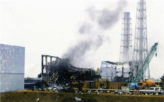 Smoke rises from the No. 3 reactor at the Fukushima Daiichi nuclear plant on March 21, 2011. (Photo courtesy of Tokyo Electric Power Company Holdings Inc.)(Kyodo)