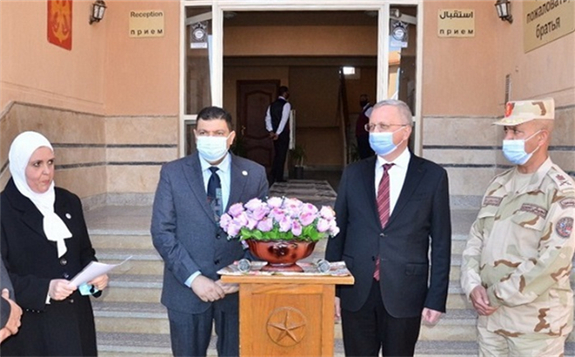 Centre L-R: NPPA Chairman Amged El-Wakeel and Russian Ambassador to Egypt Georgy Borisenko (Image: Rosatom)
