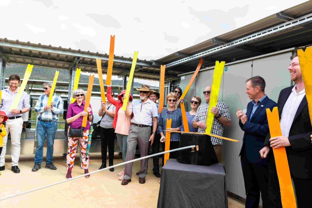 A total of 550 locals – students and seniors alike – raised more than $2.4 million for the three-hectare farm, 5,000 solar modules built on a disused block owned by the Mount Majura vineyard.