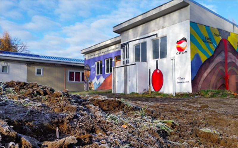 A school heated with geothermal energy in southern Chile. A mural painted by the students shows the process of geothermal energy (image CEGA)