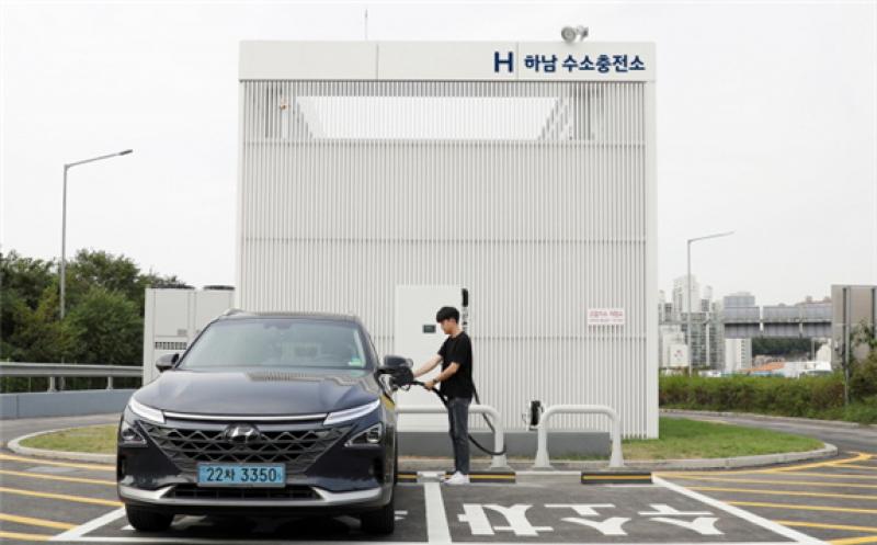 Hyundai Motor’s hydrogen charging station at an expressway service area. (image: Hyundai Motor)