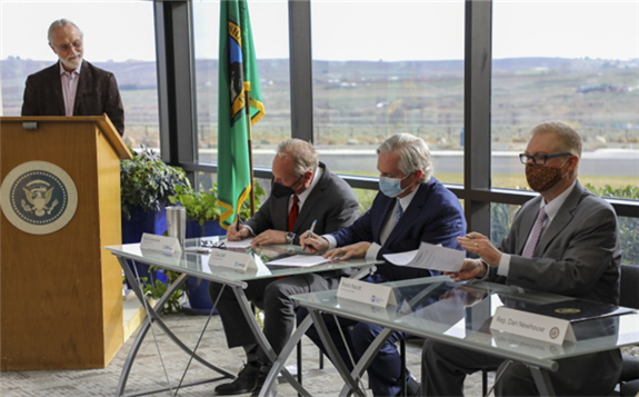 The signing of the MoU, watched by Congressman Dan Newhouse (R-WA-04) (Image: Energy Northwest)